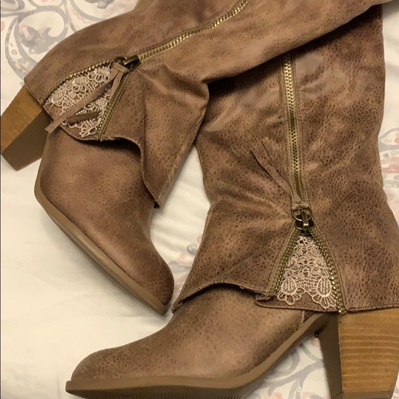 Not Rated Shoes - Women’s boots 🤎🤍